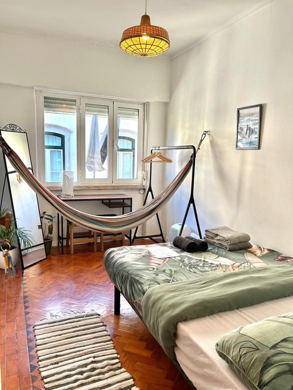 Maria Shared Apartment In Central Лиссабон Экстерьер фото